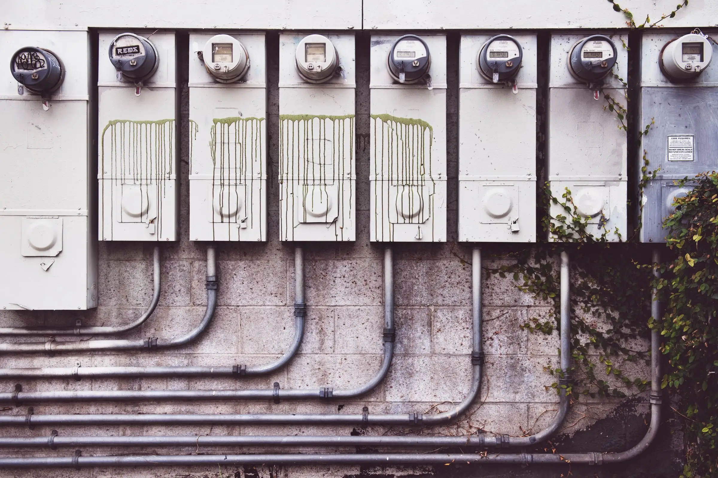 Compteurs électriques alignés sur un mur de brique