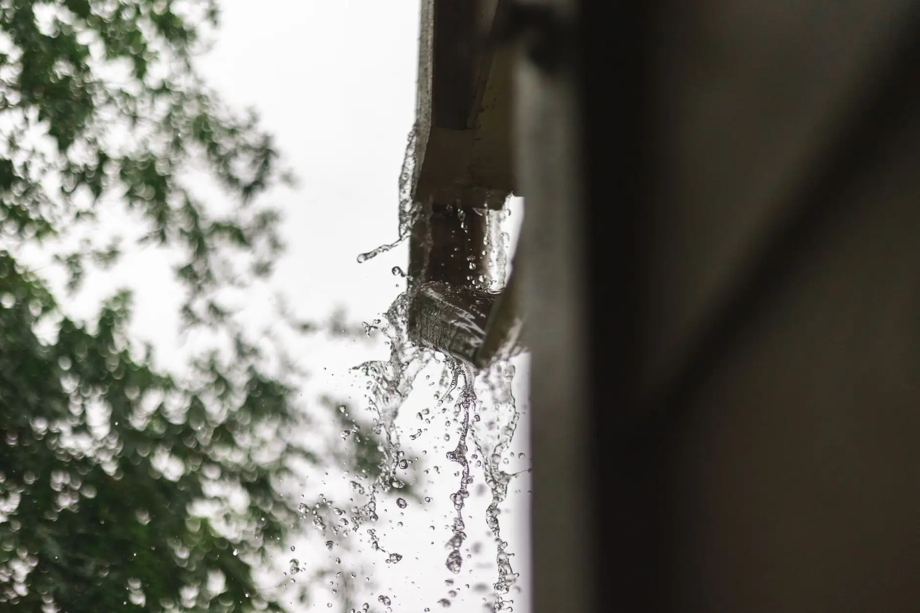 Gouttière débordant sous une forte pluie