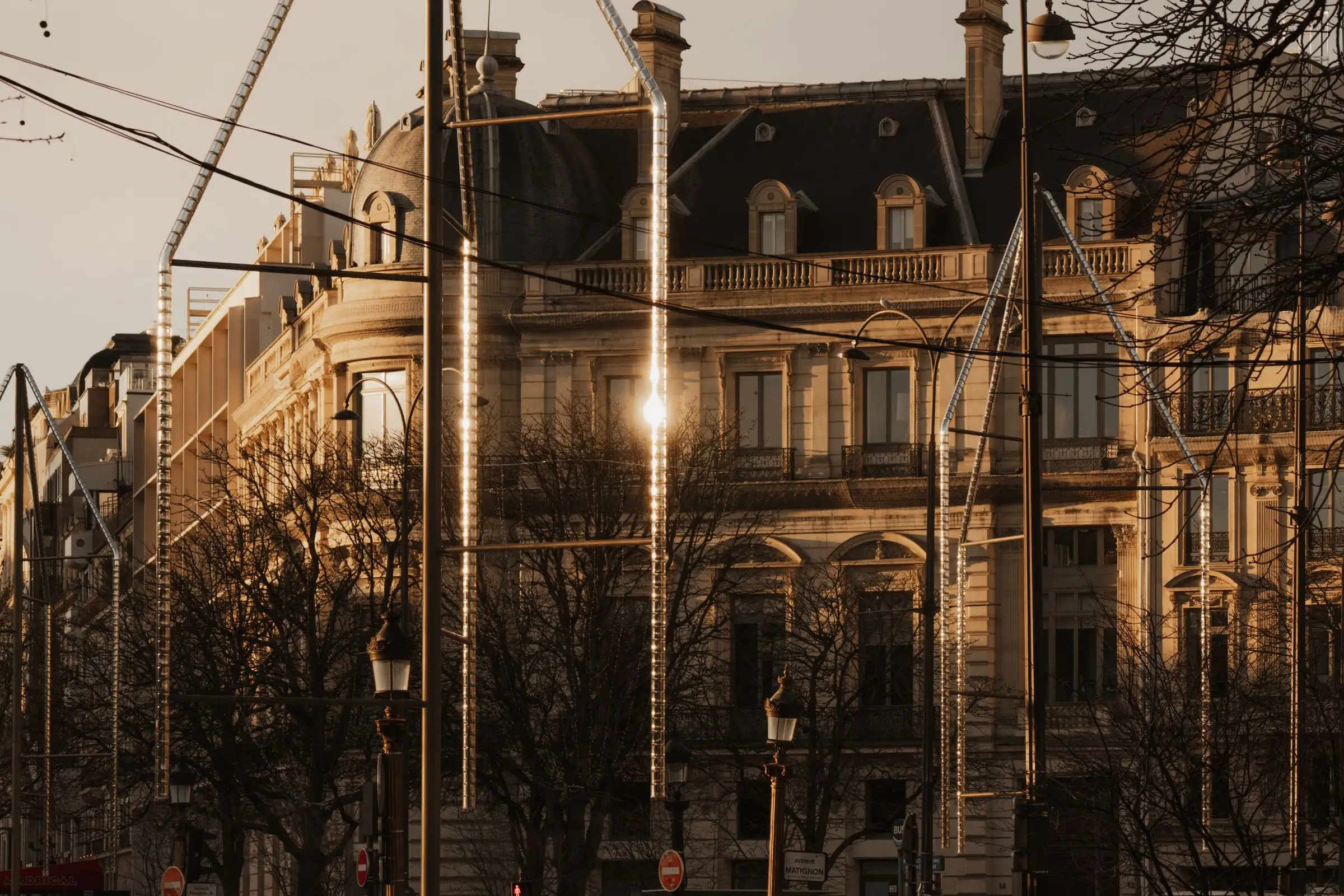 Façade haussmannienne prise par la lumière rasante du couchant